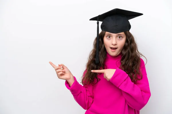 Piccola Studentessa Indossa Cappello Graduato Isolato Sfondo Rosa Sorpreso Indicando — Foto Stock