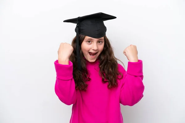 Malá Studentka Nosí Odmaturovaný Klobouk Izolované Růžovém Pozadí Slaví Vítězství — Stock fotografie