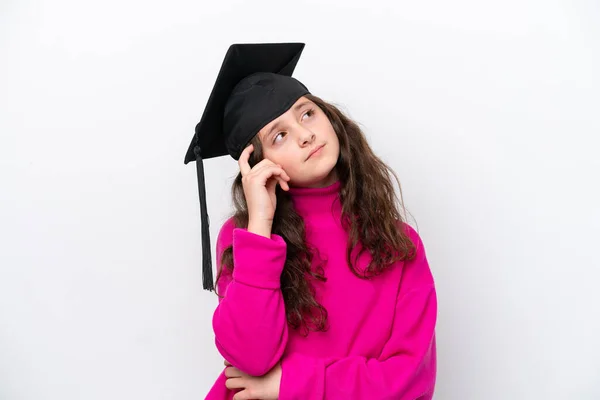 Malá Studentka Odstupňovaném Klobouku Izolované Růžovém Pozadí Pochybnostmi Zmateným Výrazem — Stock fotografie