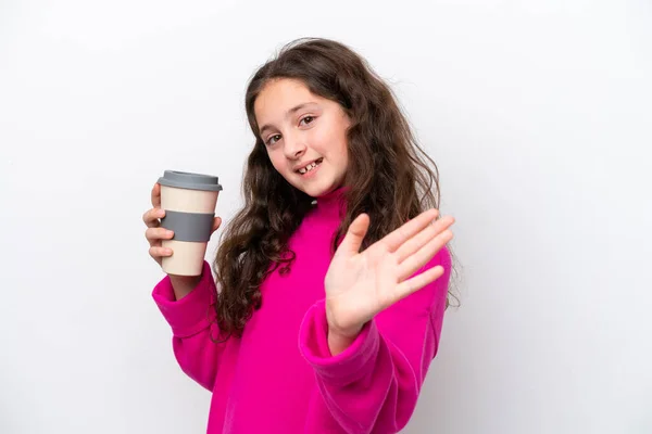 Malá Kavkazská Dívka Drží Odnést Kávu Izolované Bílém Pozadí Salutování — Stock fotografie