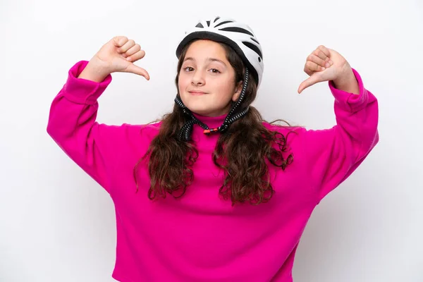 Pequena Menina Ciclista Isolado Fundo Branco Orgulhoso Auto Satisfeito — Fotografia de Stock