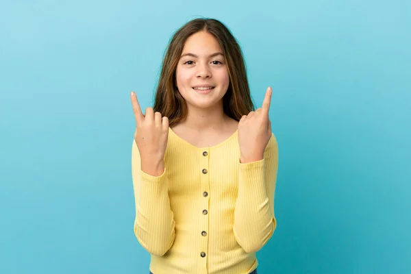 Pequena Menina Caucasiana Isolado Fundo Azul Apontando Para Uma Grande — Fotografia de Stock