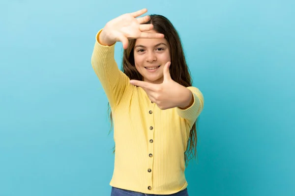 青い背景の焦点を当て顔に隔離された小さな白人の少女 フレーミングシンボル — ストック写真