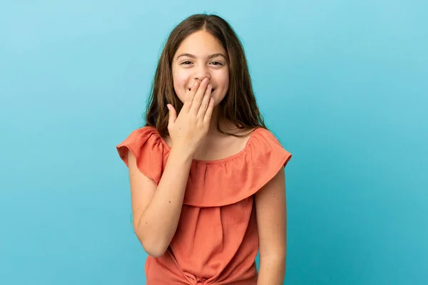 Mavi Arka Planda Izole Edilmiş Küçük Beyaz Kız Mutlu Gülümsüyor — Stok fotoğraf