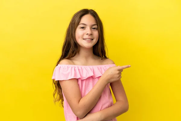 Malá Kavkazská Dívka Izolované Žlutém Pozadí Ukazující Prstem Stranu — Stock fotografie