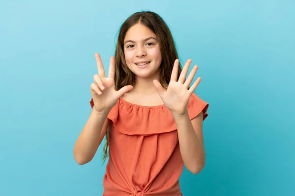 배경에 고립된 코카서스 소녀는 손가락으로 — 스톡 사진
