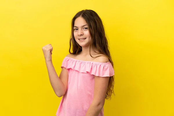 Malá Kavkazská Dívka Izolované Žlutém Pozadí Slaví Vítězství — Stock fotografie