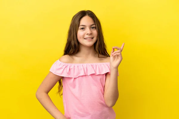 Pequena Menina Caucasiana Isolado Fundo Amarelo Mostrando Levantando Dedo Sinal — Fotografia de Stock