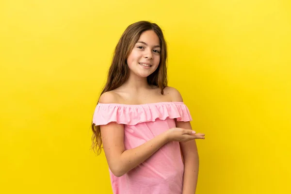 Μικρή Καυκάσιος Κορίτσι Απομονώνονται Κίτρινο Φόντο Παρουσιάζοντας Μια Ιδέα Ενώ — Φωτογραφία Αρχείου