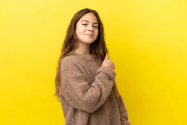 Pequena Menina Caucasiana Isolado Fundo Amarelo Orgulhoso Auto Satisfeito — Fotografia de Stock