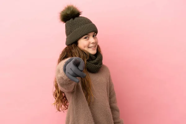 Κοριτσάκι Χειμερινό Καπέλο Απομονωμένο Ροζ Φόντο Που Δείχνει Μπροστά Χαρούμενη — Φωτογραφία Αρχείου