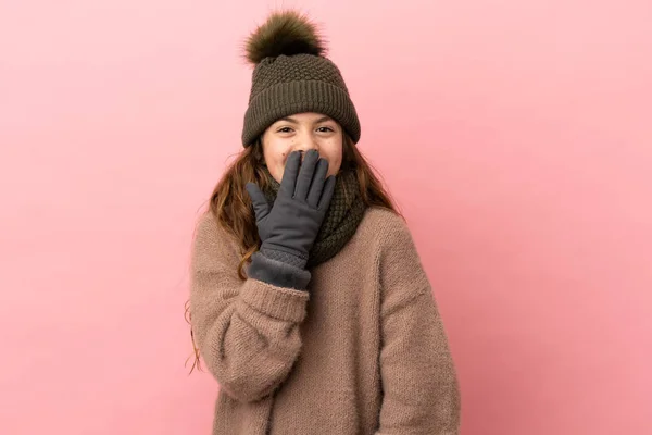 Menina Com Chapéu Inverno Isolado Fundo Rosa Feliz Sorrindo Boca — Fotografia de Stock