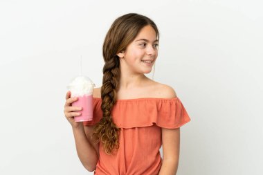 Beyaz arka planda izole edilmiş çilekli milkshake 'li küçük beyaz kız.