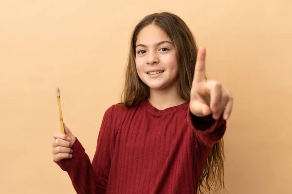 Kleines Kaukasisches Mädchen Beim Zähneputzen Isoliert Auf Beigem Hintergrund Zeigt — Stockfoto