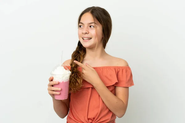 Liten Kaukasisk Flicka Med Jordgubbsmjölkshake Isolerad Vit Bakgrund Med Avsikt — Stockfoto