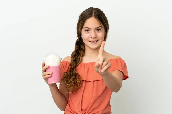 小さなCaucasian女の子とともにイチゴミルクセーキ孤立上の白い背景ショーと持ち上げる指 — ストック写真