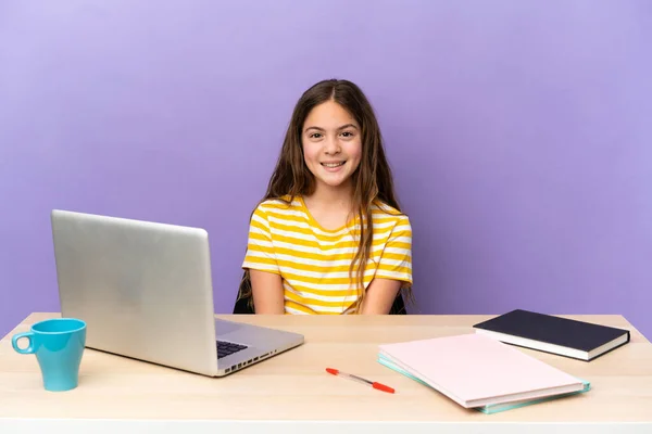 Niña Estudiante Lugar Trabajo Con Una Computadora Portátil Aislada Sobre — Foto de Stock