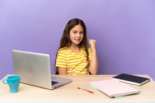 Menina Estudante Local Trabalho Com Laptop Isolado Fundo Roxo Celebrando — Fotografia de Stock