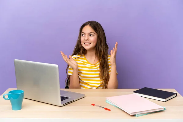 Menina Estudante Local Trabalho Com Laptop Isolado Fundo Roxo Com — Fotografia de Stock