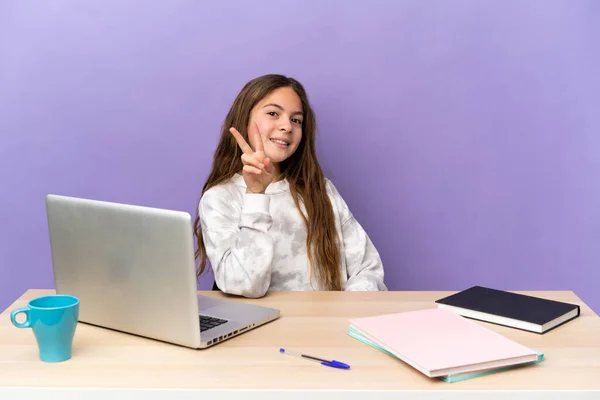 Menina Estudante Local Trabalho Com Laptop Isolado Fundo Roxo Sorrindo — Fotografia de Stock