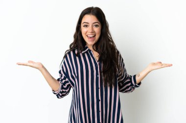 Yüzünde şok ifadesi olan, soyutlanmış bir geçmişi olan beyaz bir kadın.