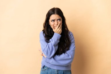 Kafkas kökenli genç bir kadının kuşkuları ve şaşkın bir yüz ifadesi var.