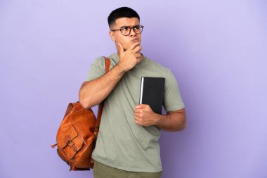 Tecrit edilmiş geçmişi olan yakışıklı bir öğrencinin şüpheleri var.