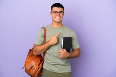 Tecrit edilmiş bir geçmişi olan yakışıklı bir öğrenci bir ürünü sunmak için kenarı işaret ediyor.