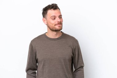 Genç Brezilyalı bir adam beyaz arka planda izole edilmiş. Taraf tutarken şüphe duyuyor.