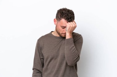 Genç Brezilyalı adam beyaz arka planda baş ağrısı ile izole edilmiş.