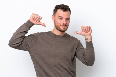 Genç Brezilyalı adam beyaz arka planda soyutlanmış gururlu ve kendinden memnun