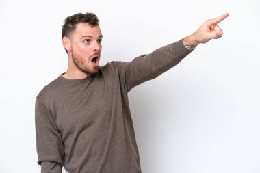 Beyaz arka planda izole edilmiş genç Brezilyalı adam...