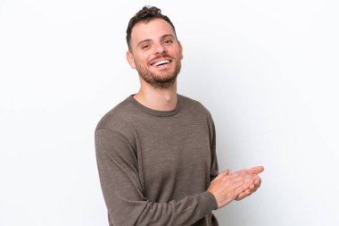 Genç Brezilyalı adam beyaz arka planda izole edilmiş alkışlıyor.