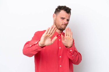 Beyaz arka planda izole edilmiş genç Brezilyalı adam sinirleri öne doğru geriliyor.