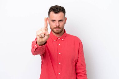 Beyaz arka planda izole edilmiş genç Brezilyalı adam ciddi bir ifadeye sahip birini sayıyor