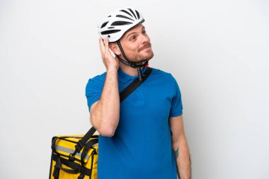 Termal sırt çantalı genç Brezilyalı bir adam beyaz arka planda izole edilmiş bir fikir düşünüyor.