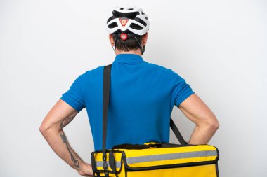 Termal sırt çantalı genç Brezilyalı adam arka planda beyaz arka planda izole edilmiş.