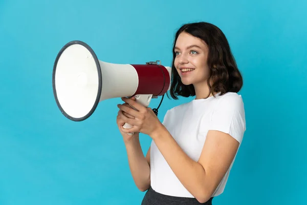 Tiener Oekraïense Meisje Geïsoleerd Witte Achtergrond Schreeuwen Door Een Megafoon — Stockfoto