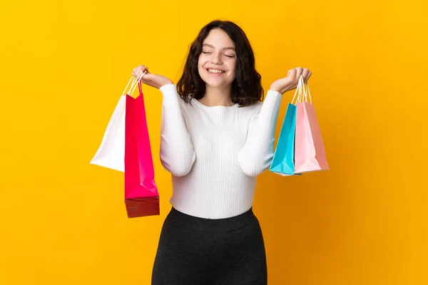 Tiener Oekraïense Meisje Geïsoleerd Gele Achtergrond Met Winkeltassen Glimlachen — Stockfoto