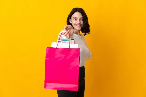 Adolescente Ucraniano Chica Aislado Amarillo Fondo Sosteniendo Bolsas Compras Dándoselas —  Fotos de Stock