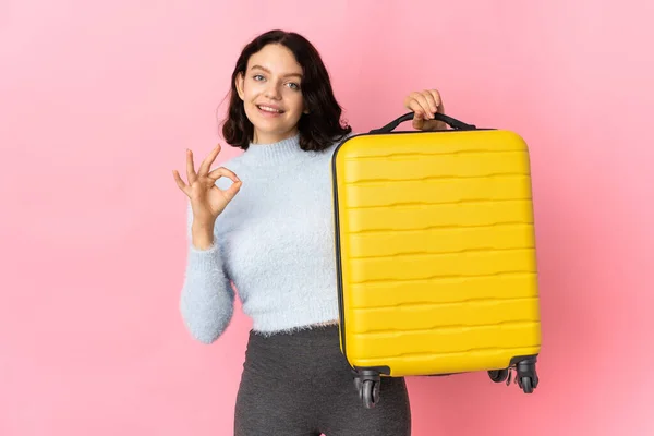 Teenager Ukrainische Mädchen Isoliert Auf Rosa Hintergrund Urlaub Mit Reisekoffer — Stockfoto