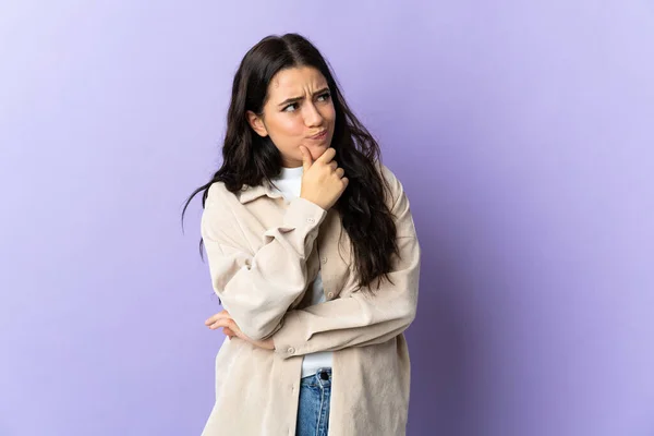 Giovane Donna Caucasica Isolata Sfondo Viola Con Dubbi — Foto Stock