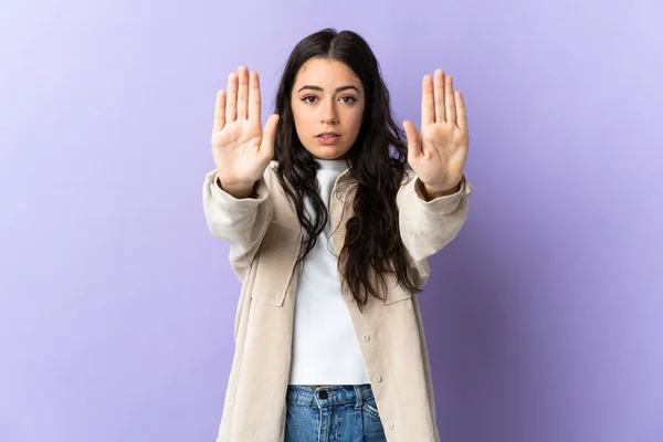 Giovane Donna Caucasica Isolata Sfondo Viola Facendo Gesto Arresto Deluso — Foto Stock