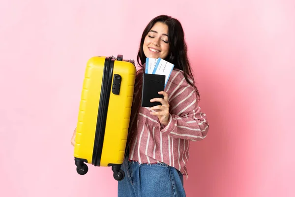 Jovem Caucasiana Isolada Fundo Rosa Férias Com Mala Passaporte — Fotografia de Stock