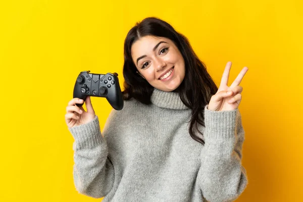 Mulher Jogando Com Controlador Videogame Isolado Fundo Amarelo Sorrindo Mostrando — Fotografia de Stock