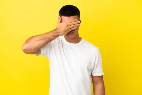 Mladý Pohledný Muž Přes Izolované Žluté Pozadí Zakrývající Oči Rukama — Stock fotografie
