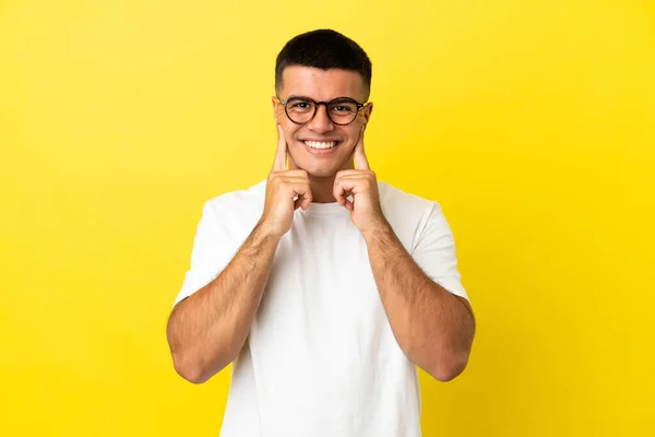 Jovem Homem Bonito Sobre Fundo Amarelo Isolado Sorrindo Com Uma — Fotografia de Stock
