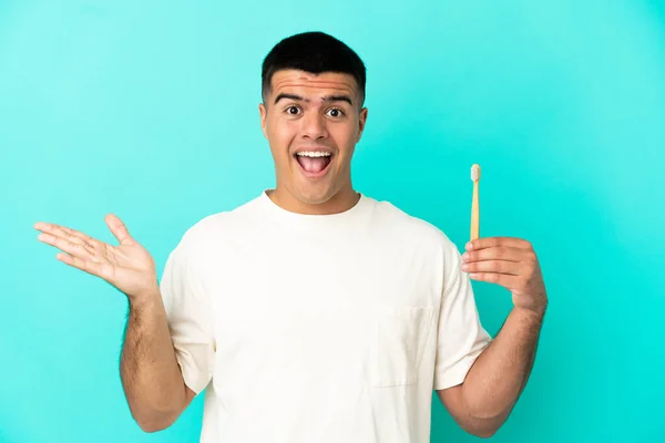 Jovem Homem Bonito Escovando Dentes Sobre Fundo Azul Isolado Com — Fotografia de Stock