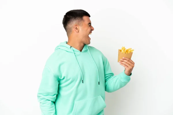 Jonge Knappe Man Met Gebakken Chips Geïsoleerde Witte Achtergrond Lachen — Stockfoto