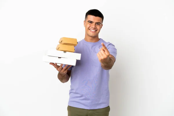 Giovane Bell Uomo Che Tiene Pizze Hamburger Sfondo Bianco Isolato — Foto Stock